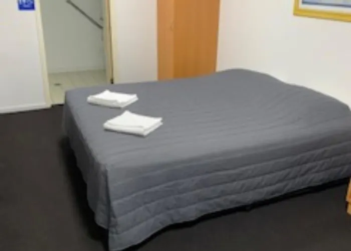 Queensport Tavern And Motel