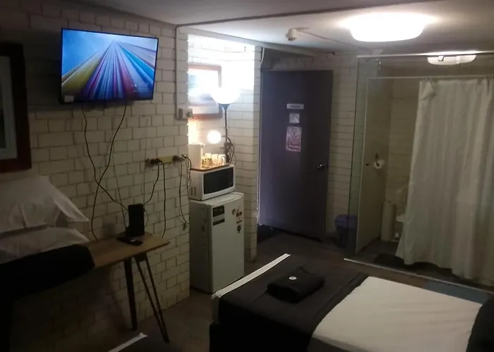Guest house: Kingsford Riverside Inn